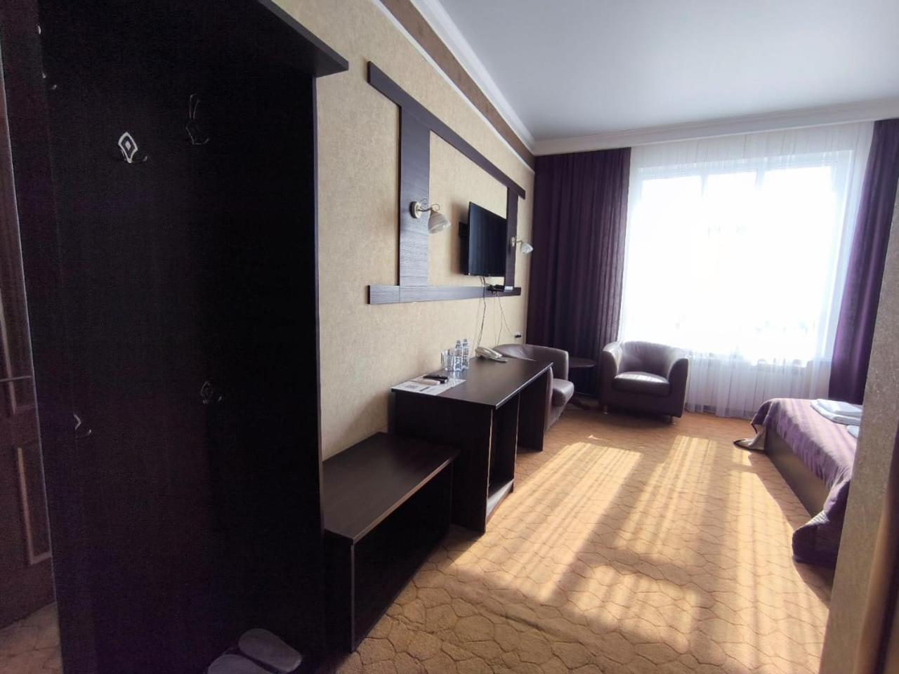 Pride Hotel Taraz Eksteriør bilde